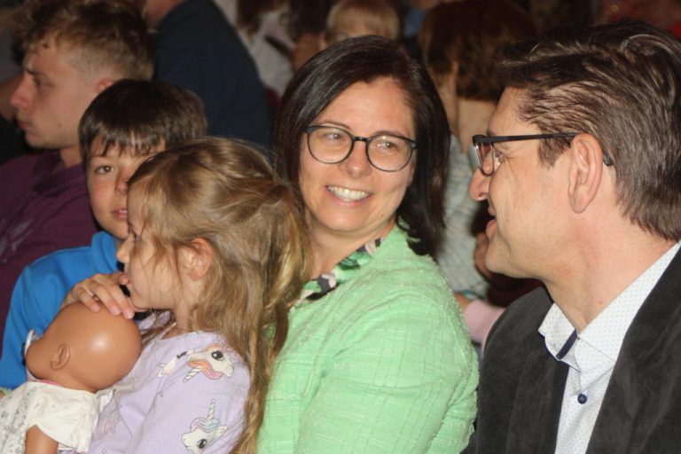 bgm katharina wöß-krall im smalltalt mit einem besucher - Konzert der Extraklasse