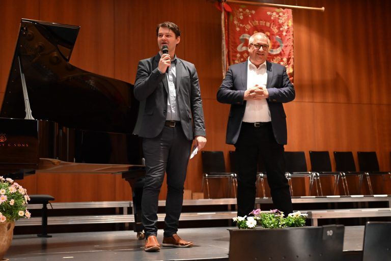 Die beiden Musikschuldirektoren Dietmar Nigsch und Wolfram Rosenberger (rechts) begrüßten die Gäste und kündigten die Schüler an. - Freundschaft zweier Musikschulen - Freundschaft zweier Musikschulen