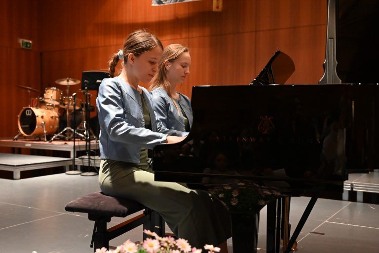 Celine und Leonie Peterlunger spielten gemeinsam das Stück "Idea 10" am Klavier. - Freundschaft zweier Musikschulen - Freundschaft zweier Musikschulen