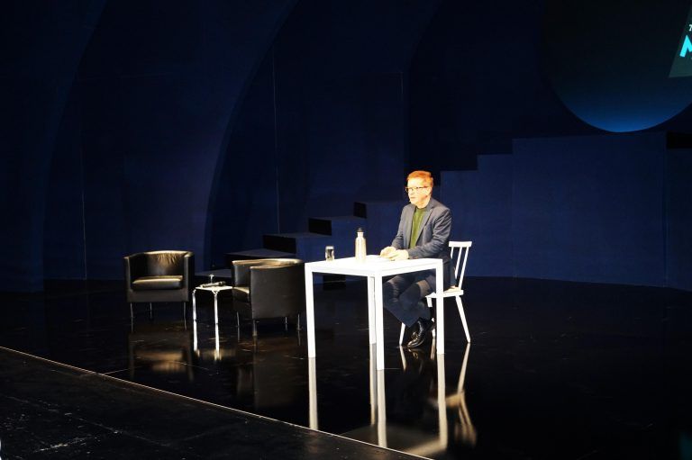 Rudi anschober präsentierte im theater Kosmos sein neues Buch "Wie wir uns die Zukunft zurückholen" - Wir können es gut haben - Der frühere Politiker Rudi Anschober hat ein Buch geschrieben, eine Vision bis ins Jahr 2040, das Mut macht.