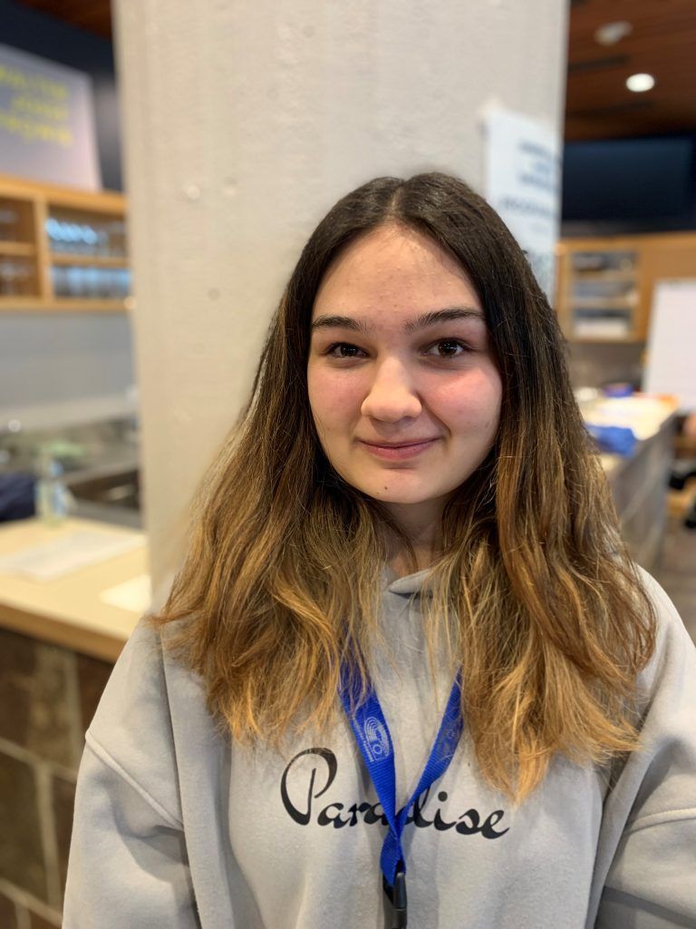 Mary Kohler, 17, Jahre, Schwarzach: Ich fand es sehr interessant, wie uns die Zeitzeugen das Thema nahebrachten. Es sollte auf jeden Fall zum Nachdenken bringen, wie nachkommende Generationen so etwas vermeiden können und wie wir auf der Welt mehr zusammenhalten müssen. - Lehrlinge erleben bewegende Geschichten aus dem Holocaust - Zeitzeugen LBS 1 Dornbirn