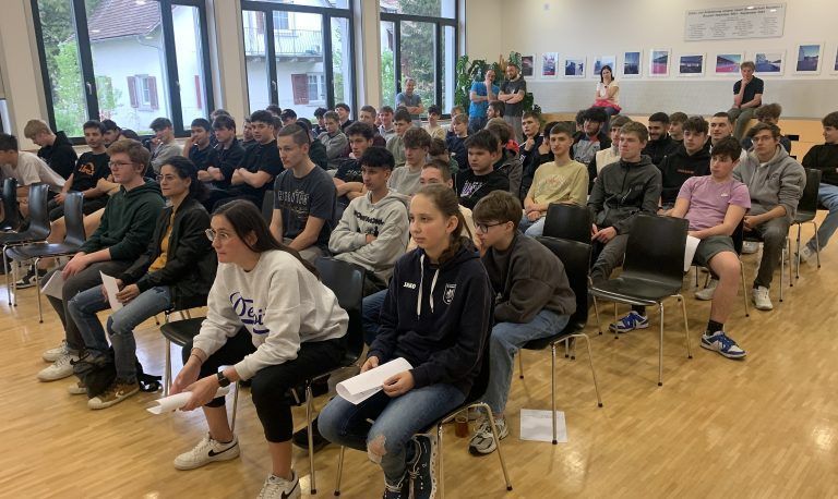 Gebannt lauschten die Lehrlinge den Erzählungen von Judith Ribic. - Lehrlinge erleben bewegende Geschichten aus dem Holocaust - Zeitzeugen LBS 1 Dornbirn