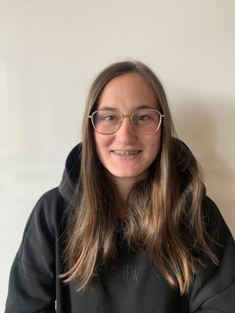 Laureen Heim, 16 Jahre, Innerbraz: Der Nachmittag war sehr interessant und ich war erstaunt, wie Kinder früher behandelt wurden. Ich bin unendlich froh, dass ich in Österreich leben darf und hoffe, dass so etwas nie mehr passieren wird. - Lehrlinge erleben bewegende Geschichten aus dem Holocaust - Zeitzeugen LBS 1 Dornbirn
