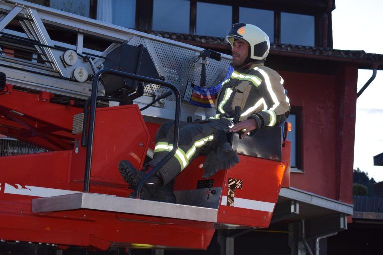 Auch die Drehleiter Bregenzerwald war im Einsatz. - Feuerwehrübung Vorderwald