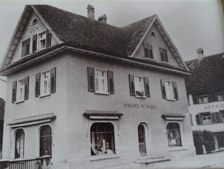 Das Haus an der Marktstraße 66 prägt seit 100 Jahren das Stadtbild von Dornbirn. - Abschied von einer modischen Ära - Traditionsgeschäft Modehaus Diem schließt seine Pforten.