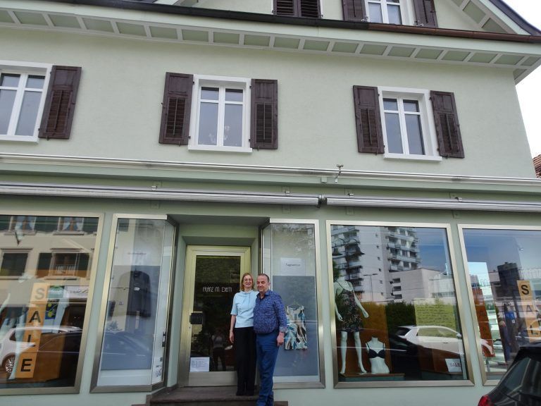 Die Terrasse beim Modehaus Diem soll trotz Schließung auch künftig für die Dornbirner Fasnatumzüge zur Verfügung stehen. - Abschied von einer modischen Ära - Traditionsgeschäft Modehaus Diem schließt seine Pforten.