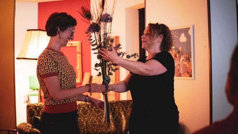Carmen Drexler (r.) übergab vogelfreiRAUM Obfrau Marie Stempfel für ihre Tätigkeiten ein Ehrengeschenk. - © Maryna Liapina