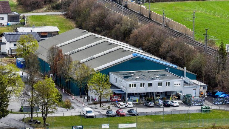 Walgau-Tennishalle wird zum Ukraine Flüchtlings-Quartier