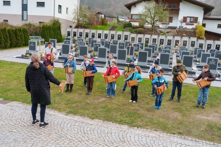 Osternacht mit Rätschen und Ehrungen in Vandans