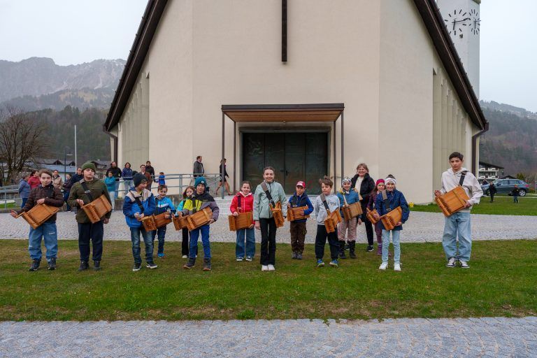 Osternacht mit Rätschen und Ehrungen in Vandans