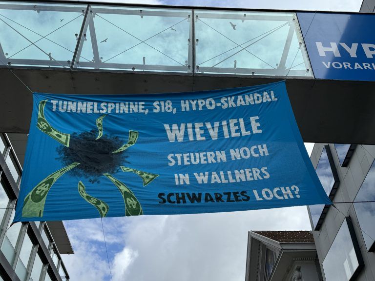 Protestaktion Extinction Rebellion Bregenz Hypo - Klimaprotest Klimakleber Bregenz