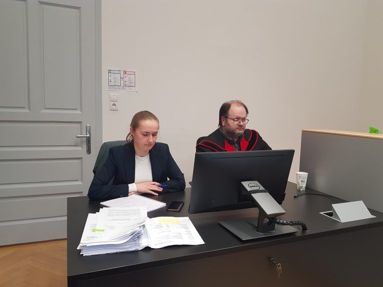 Opfertanwältin Stephanie Loacker und Staatasanwalt Melchhammer, Verteidiger Martin Trefalt, Richter Marco Mazzia