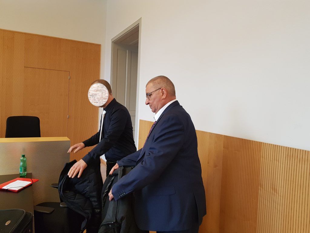 Perückenblondine demolierte zehn Busse