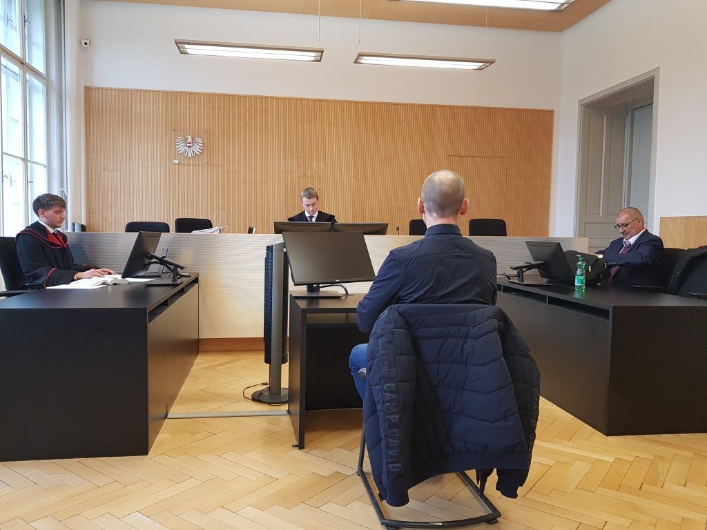 Perückenblondine demolierte zehn Busse