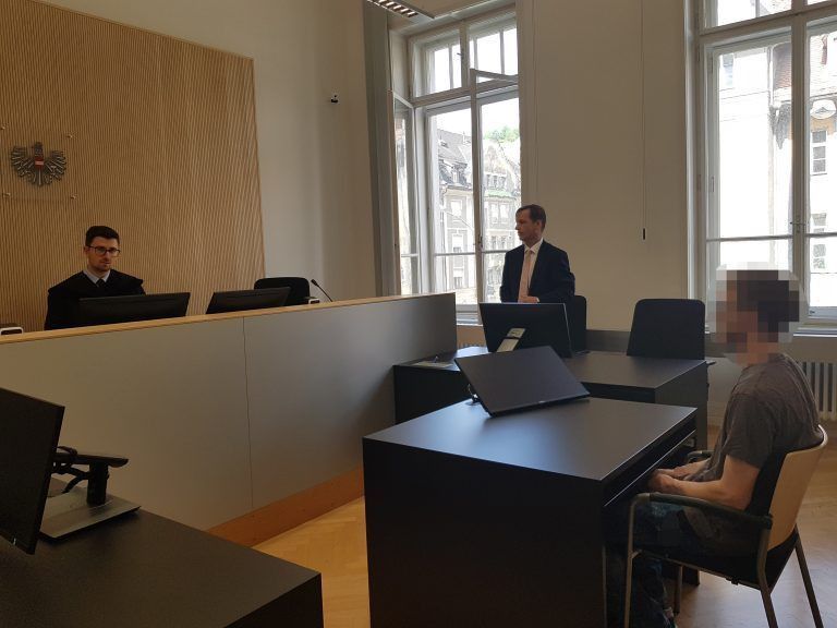 Handwerker erpresste Tinder-Freund mit Selbstbefriedigungsvideos