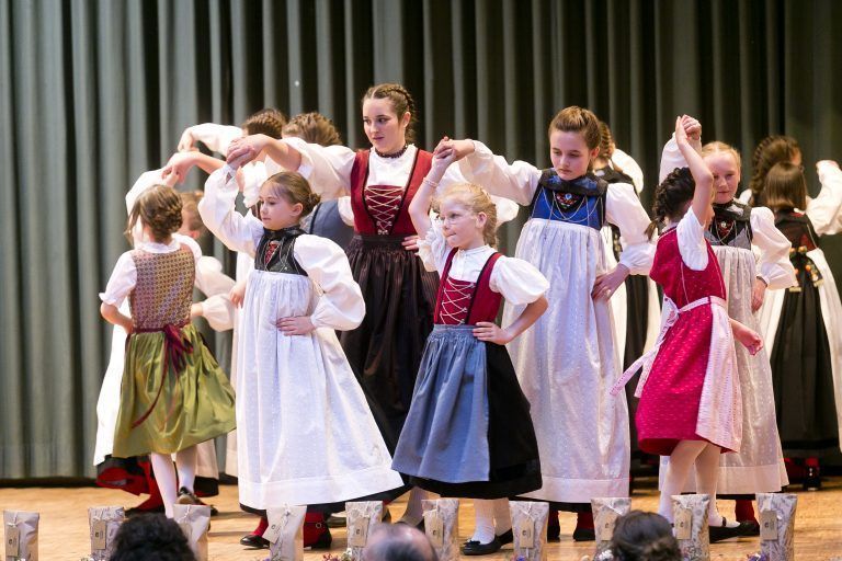 Raggal am 6.4.2024 Landestrachtenverban Vorarlberg, Generalversammlung in der Walserhalle, Ehrung, Modeschau
