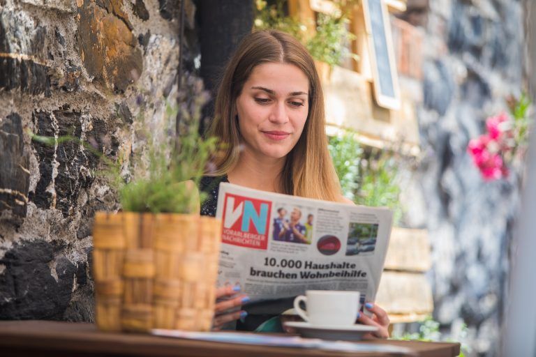 feature, wetterfeature, cafe, kaffee, wetter feature, wetter, sommer, vn, zeittung, zeitunglesen, zeitung lesen, miss vorarlberg daria aus feldkirch in einem feldkircher lokal