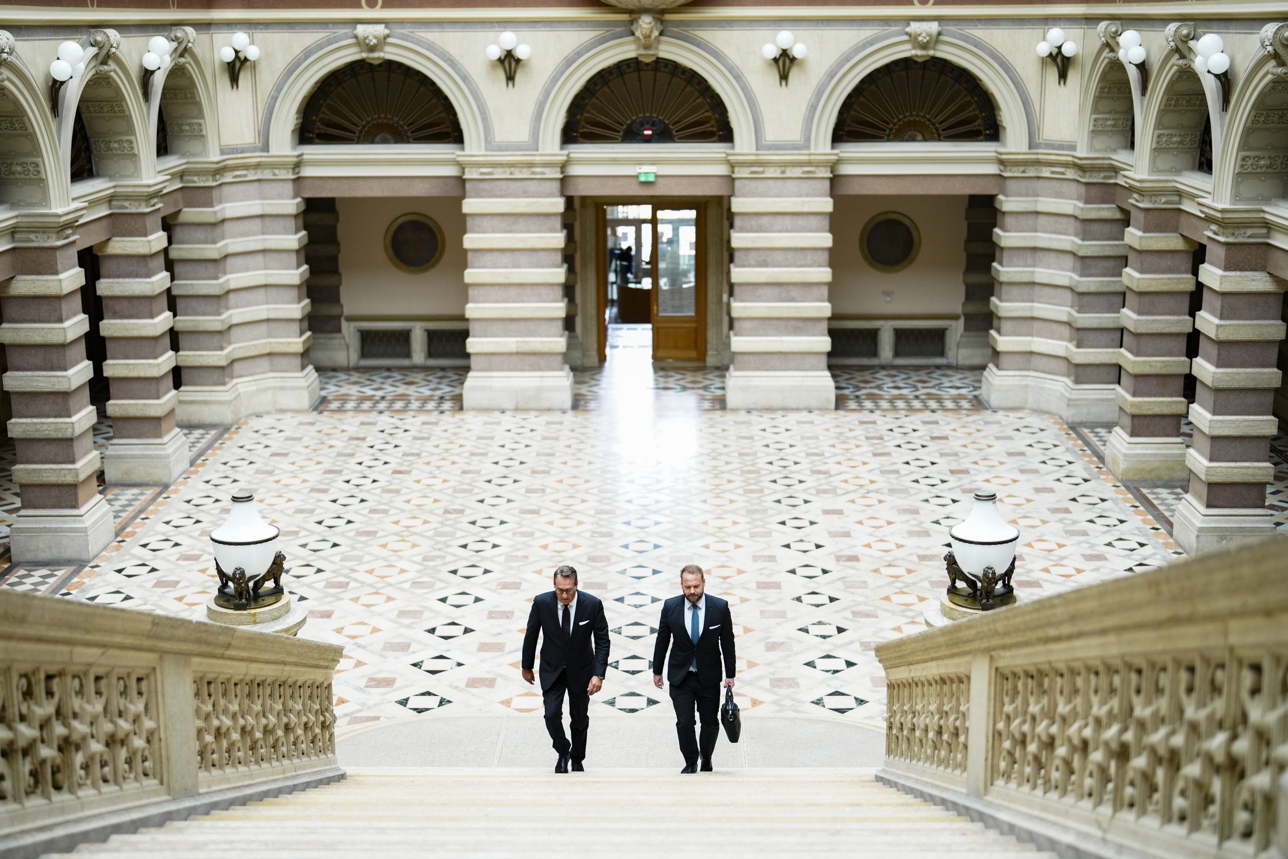 ABD0011_20230726 – WIEN – STERREICH: Heinz-Christian Strache und Anwalt Johann Pauer anl. der Berufungsverhandlung nach Freisprchen fr Heinz-Christian Strache und Siegfried Stieglitz in Causa Asfinag, aufgenommen am Mittwoch, 26. Juli 2023, in Wien. – FOTO: APA/EVA MANHART