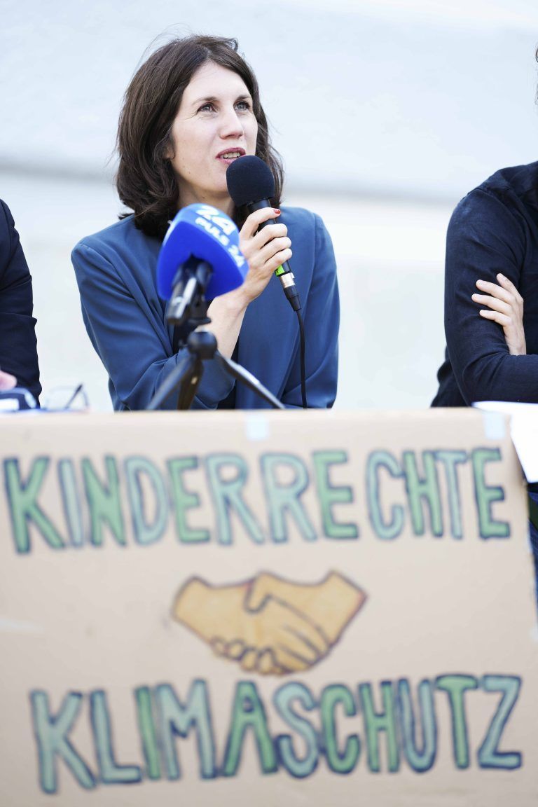 ABD0015_20230526 – WIEN – STERREICH: Michaela Krmer (Rechtsanwltin der KlimaklgerInnen; Verein CLAW) anl. der Pressekonferenz Fridays For Future “Bericht zur Umsetzung der kologischen Kinderrechte in sterreich und Klimaklage”, aufgenommen am Freitag, 26. Mai 2023, in Wien. – FOTO: APA/EVA MANHART
