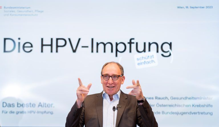 ABD0023_20230918 – WIEN –
STERREICH: Gesundheitsminister Johannes Rauch am Montag, 18. September 2023, whrend einer PK zum Thema “HPV-Kampagnenprsentation – Das beste Alter. Fr die gratis HPV-Impfung” in Wien. – FOTO: APA/GEORG HOCHMUTH