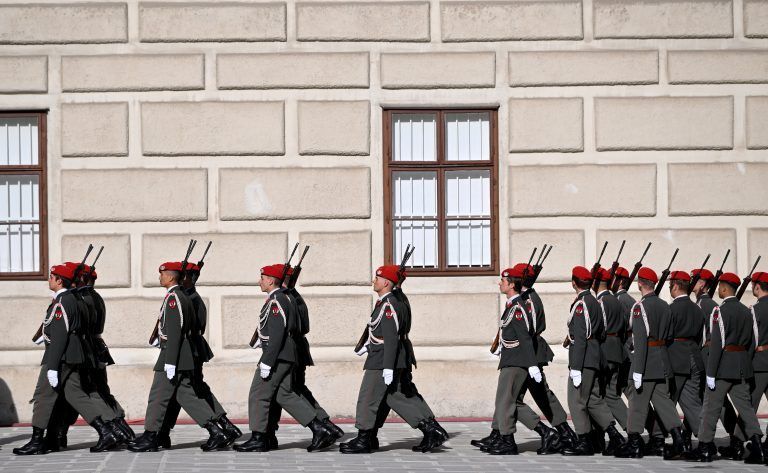 ABD0024_20221027 – WIEN –
STERREICH: ++ THEMENBILD ++ Gardesoldaten des Bundesheeres im Rahmen eines Besuches des ungarischen Staatsoberhauptes in Wien am Donnerstag, 27. Oktober 2022. – FOTO: APA/ROLAND SCHLAGER