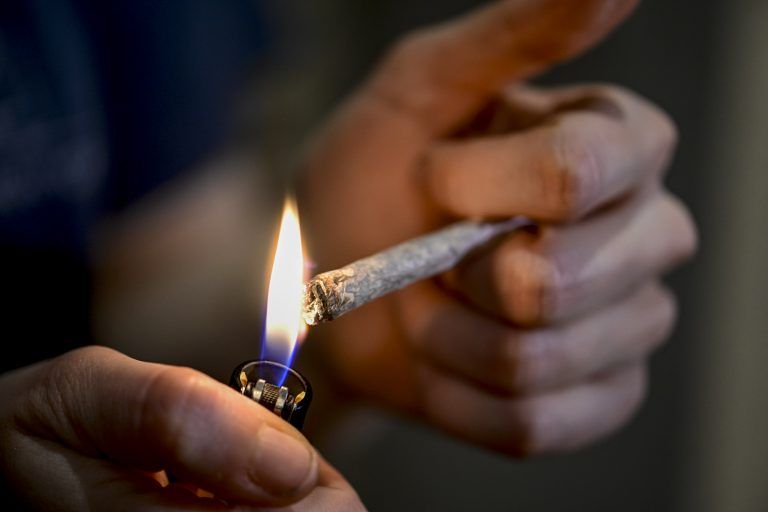ABD0024_20240221 – BERLIN – DEUTSCHLAND: 20.02.2024, Berlin: ILLUSTRATION – Eine Person zndet sich einen Joint an. (zu dpa: ÇGeplante Cannabis-Freigabe nimmt weitere HrdeÈ) Foto: Fabian Sommer/dpa +++ dpa-Bildfunk +++. – FOTO: APA/dpa/Fabian Sommer