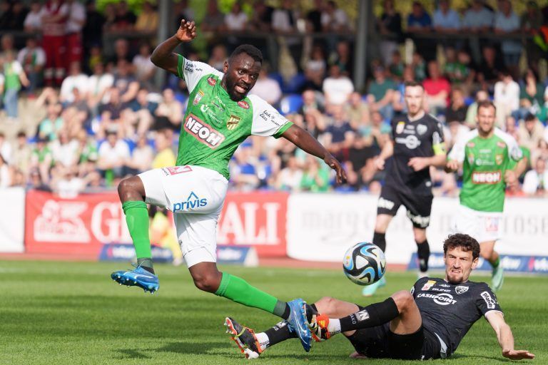 ABD0029_20240413 – BREGENZ – STERREICH: Paterson Chato (Lustenau) gegen Vesel Demaku (Altach) whrend einer Admiral Bundesliga-Begegnung, Qualifikationsgruppe, 4. Runde, zwischen SC Austria Lustenau – Cashpoint SCR Altach am Samstag, 13. April 2024, in Bregenz. – FOTO: APA/DIETMAR STIPLOVSEK