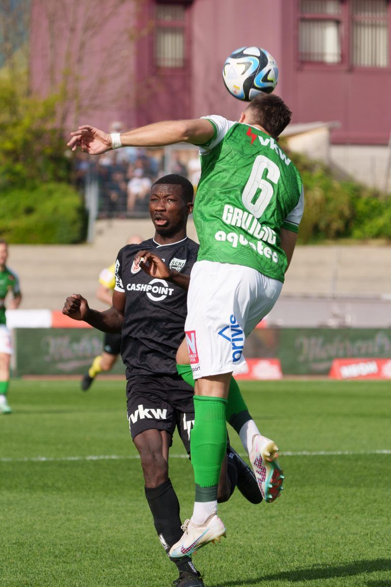 ABD0033_20240413 – BREGENZ –
STERREICH: Ousmane Diawara (Altach) gegen Darijo Grujcic (Lustenau) whrend einer Admiral Bundesliga-Begegnung, Qualifikationsgruppe, 4. Runde, zwischen SC Austria Lustenau – Cashpoint SCR Altach am Samstag, 13. April 2024, in Bregenz. – FOTO: APA/DIETMAR STIPLOVSEK