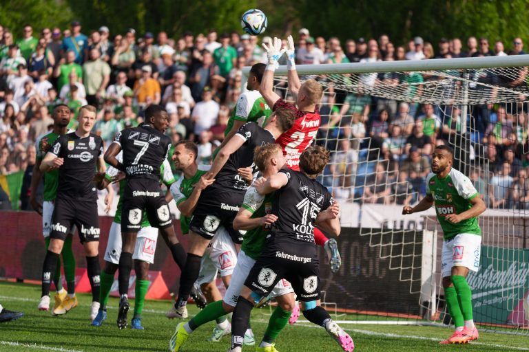 ABD0036_20240413 – BREGENZ –
STERREICH: Tormann Domenik Schierl (Lustenau) whrend einer Admiral Bundesliga-Begegnung, Qualifikationsgruppe, 4. Runde, zwischen SC Austria Lustenau – Cashpoint SCR Altach am Samstag, 13. April 2024, in Bregenz. – FOTO: APA/DIETMAR STIPLOVSEK