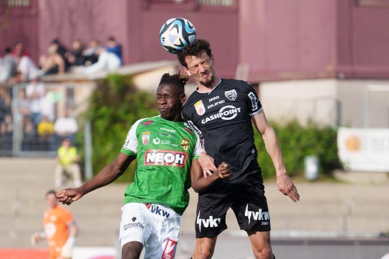 ABD0043_20240413 – BREGENZ – STERREICH: Yadaly Diaby (Lustenau) gegen Vesel Demaku (Altach) whrend einer Admiral Bundesliga-Begegnung, Qualifikationsgruppe, 4. Runde, zwischen SC Austria Lustenau – Cashpoint SCR Altach am Samstag, 13. April 2024, in Bregenz. – FOTO: APA/DIETMAR STIPLOVSEK
