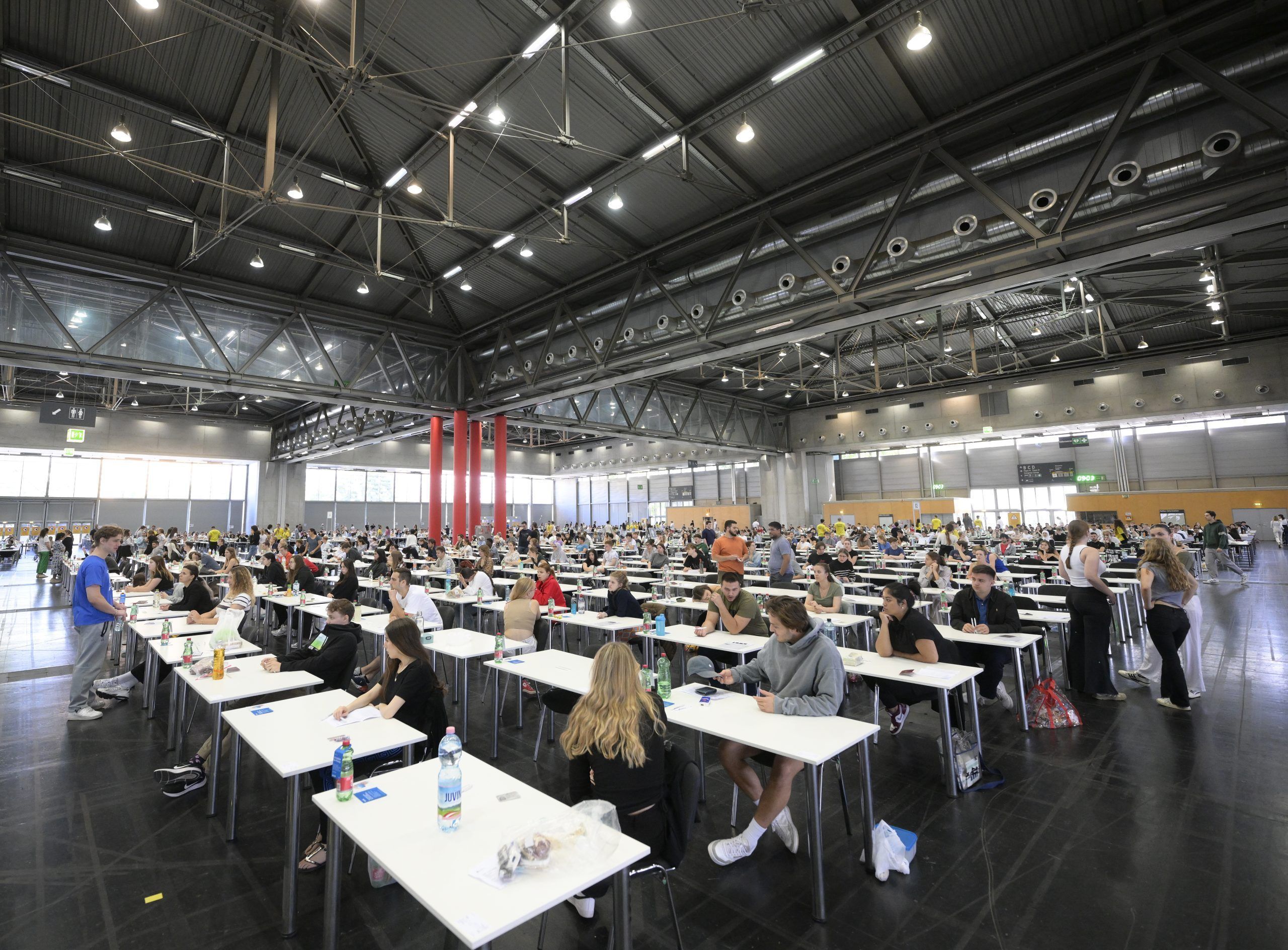 ABD0045_20230707 – WIEN – STERREICH: Teilnehmer vor Beginn des Aufnahmetests fr die Medizinische Fakultt Wien am Freitag, 7. Juli 2023, in der Messe Wien. 15.400 Personen und damit etwas weniger als im Vorjahr drfen sich heuer dem Aufnahmetest fr das Medizinstudium stellen. Zu vergeben sind an den Medizin-Unis Wien, Innsbruck und Graz bzw. an der […]