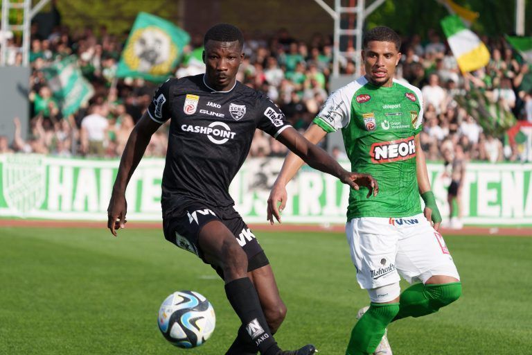ABD0050_20240413 – BREGENZ –
STERREICH: Ousmane Diawara (Altach) gegen Matheus Lins (Lustenau) whrend einer Admiral Bundesliga-Begegnung, Qualifikationsgruppe, 4. Runde, zwischen SC Austria Lustenau – Cashpoint SCR Altach am Samstag, 13. April 2024, in Bregenz. – FOTO: APA/DIETMAR STIPLOVSEK