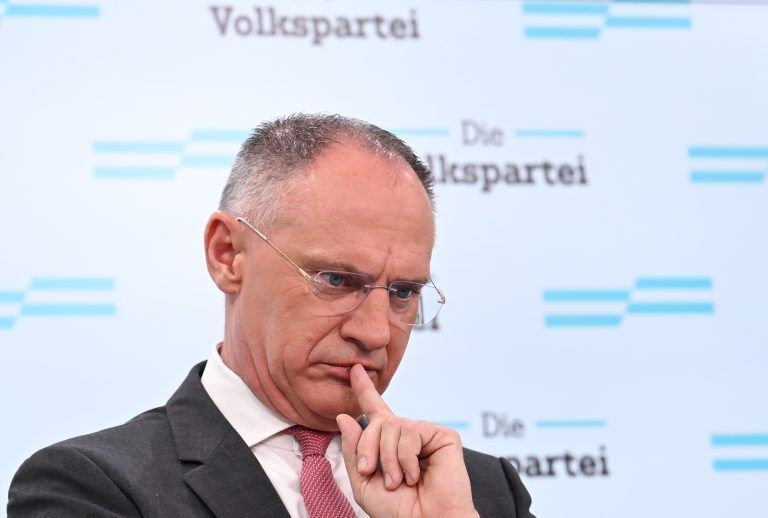 ABD0052_20240209 – WIEN – STERREICH: Innenminister Gerhard Karner (VP) am Freitag, 09. Februar 2024, im Rahmen einer Pressekonferenz zum Thema “Asyl und Migration – Sachleistungskarte fr Asylwerber” in Wien. – FOTO: APA/HANS KLAUS TECHT
