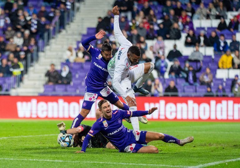 ABD0058_20231104 – WIEN –
STERREICH: vlnr.: Domenik Schierl (SC Austria Lustenau), Hakim Guenouche (FK Austria Wien), Andreas Gruber (FK Austria Wien) und Anderson Gomes (SC Austria Lustenau) am Samstag, 04. November 2023, whrend der Admiral Bundesliga-Begegnung, 13. Runde, zwischen FK Austria Wien und SC Austria Lustenau in Wien. – FOTO: APA/GEORG HOCHMUTH