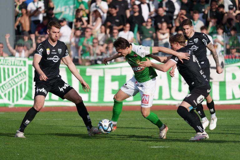 ABD0058_20240413 – BREGENZ – STERREICH: Constantin Reiner (Altach) gegen Lukas Fridrikas (Lustenau) und Paul-Friedrich Koller (Altach) whrend einer Admiral Bundesliga-Begegnung, Qualifikationsgruppe, 4. Runde, zwischen SC Austria Lustenau – Cashpoint SCR Altach am Samstag, 13. April 2024, in Bregenz. – FOTO: APA/DIETMAR STIPLOVSEK