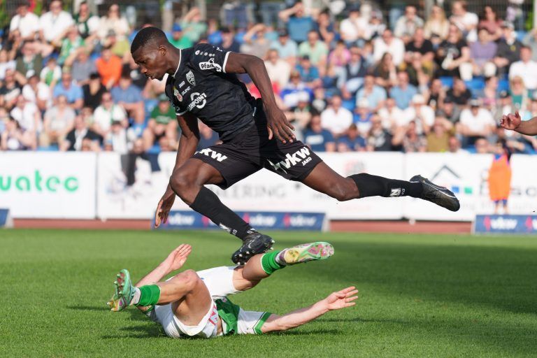 ABD0061_20240413 – BREGENZ –
STERREICH: Nico Gorzel (Lustenau) gegen Ousmane Diawara (Altach) whrend einer Admiral Bundesliga-Begegnung, Qualifikationsgruppe, 4. Runde, zwischen SC Austria Lustenau – Cashpoint SCR Altach am Samstag, 13. April 2024, in Bregenz. – FOTO: APA/DIETMAR STIPLOVSEK