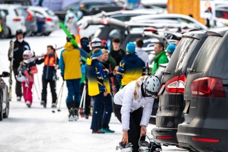 ABD0062_20201229 – HINTERSTODER – STERREICH: ZU APA0284 VOM 29.12.2020 – Die Skigebiete Hinterstoder und Wurzeralm haben am Dienstag, 29. Dezember 2020, ihr Corona-Sicherheitskonzept erweitert, nachdem in den letzten Tagen ein Ansturm an Wintersportlern bewltigt werden musste. Statt 1.000 wurden nur noch 850 Parkpltze freigegeben. Im Bild Skifahrer am Parkplatz im Gebiet Hinterstoder-Hss. – FOTO: APA/FOTOKERSCHI.AT […]