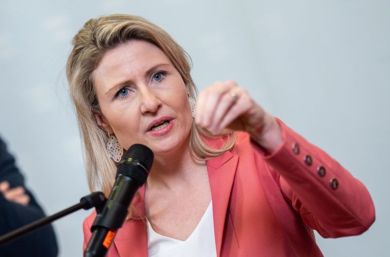 ABD0063_20240229 – WIEN – STERREICH: Frauenministerin Susanne Raab (VP) am Donnerstag, 29. Februar 2024, whrend eines Doorsteps nach einem Arbeitsgesprch zu Ttungsdelikten an Frauen. – FOTO: APA/GEORG HOCHMUTH