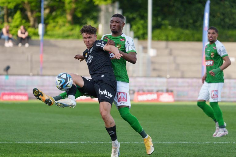 ABD0069_20240413 – BREGENZ – STERREICH: Dominik Reiter (Altach) gegen Kennedy Kofi Boateng (Lustenau)nwhrend einer Admiral Bundesliga-Begegnung, Qualifikationsgruppe, 4. Runde, zwischen SC Austria Lustenau – Cashpoint SCR Altach am Samstag, 13. April 2024, in Bregenz. – FOTO: APA/DIETMAR STIPLOVSEK