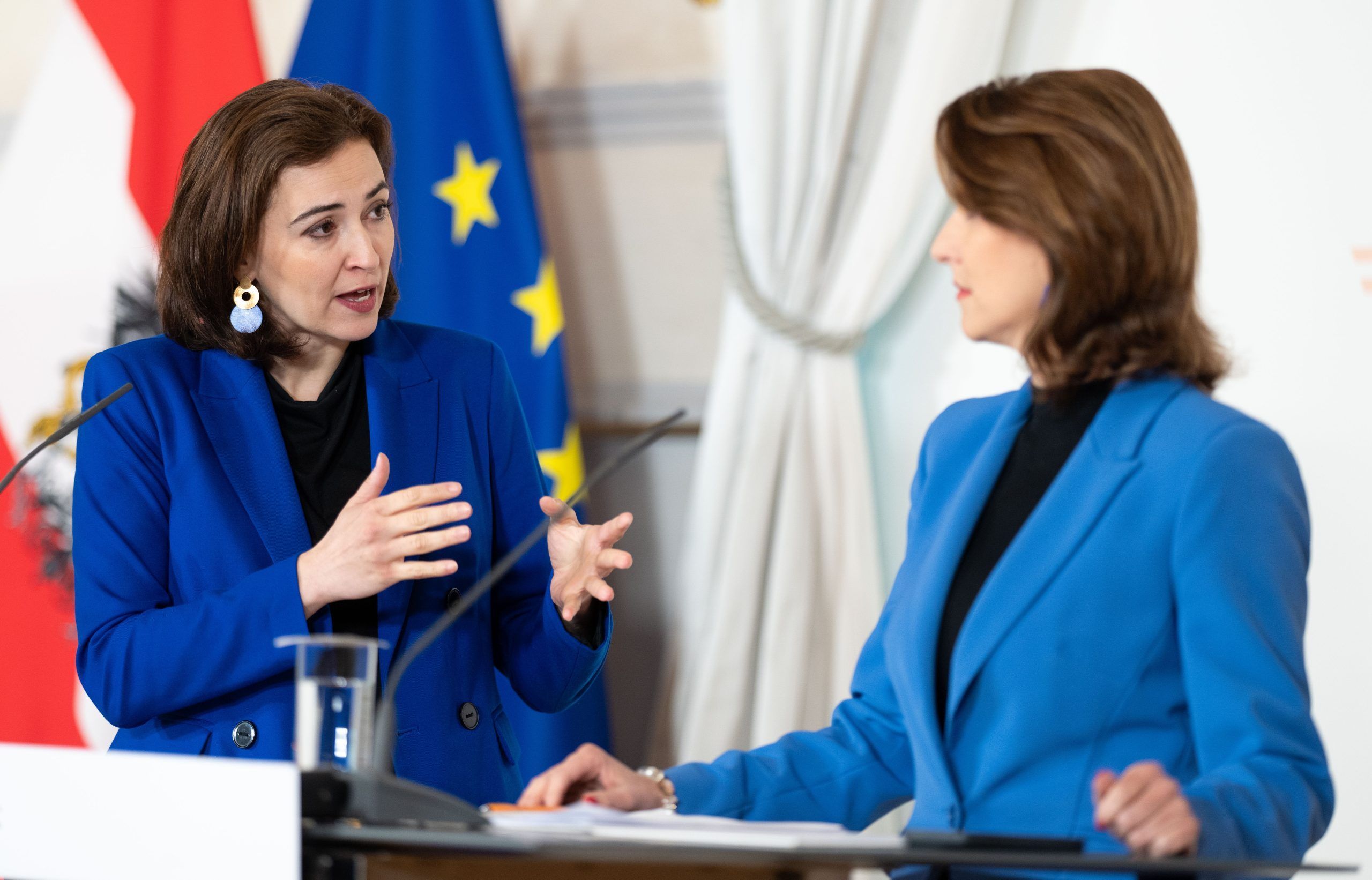 ABD0069_20240424 – WIEN – STERREICH: vlnr.: Justizministerin Alma Zadic (Grne) und Verfassungsministerin Karoline Edtstadler (VP) am Mittwoch, 24. April 2024, whrend eines Pressefoyers nach einer Sitzung des Ministerrates in Wien. – FOTO: APA/GEORG HOCHMUTH