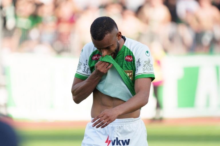 ABD0071_20240413 – BREGENZ –
STERREICH: Rote Karte fr Anderson Gomes (Lustenau) whrend einer Admiral Bundesliga-Begegnung, Qualifikationsgruppe, 4. Runde, zwischen SC Austria Lustenau – Cashpoint SCR Altach am Samstag, 13. April 2024, in Bregenz. – FOTO: APA/DIETMAR STIPLOVSEK