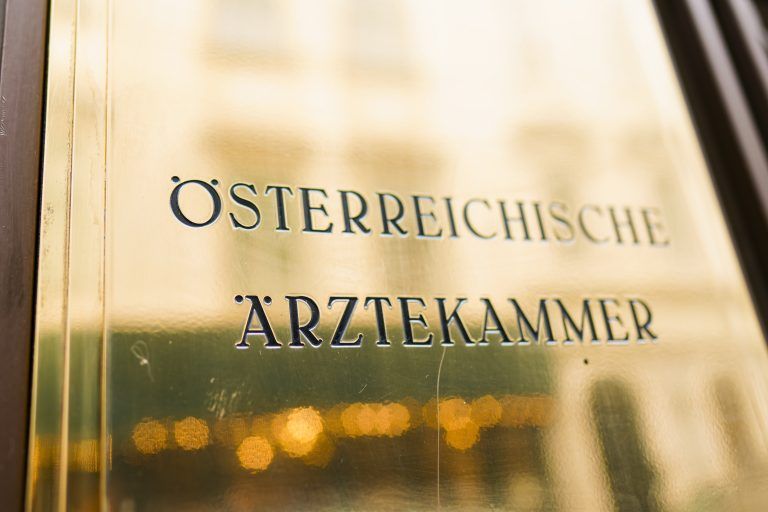 ABD0072_20230919 – WIEN –
STERREICH: ++ THEMENBILD ++ Ein Hinweisschild zur
sterreichischen rztekammer aufgenommen am Dienstag, 19. September 2023, in Wien. – FOTO: APA/EVA MANHART