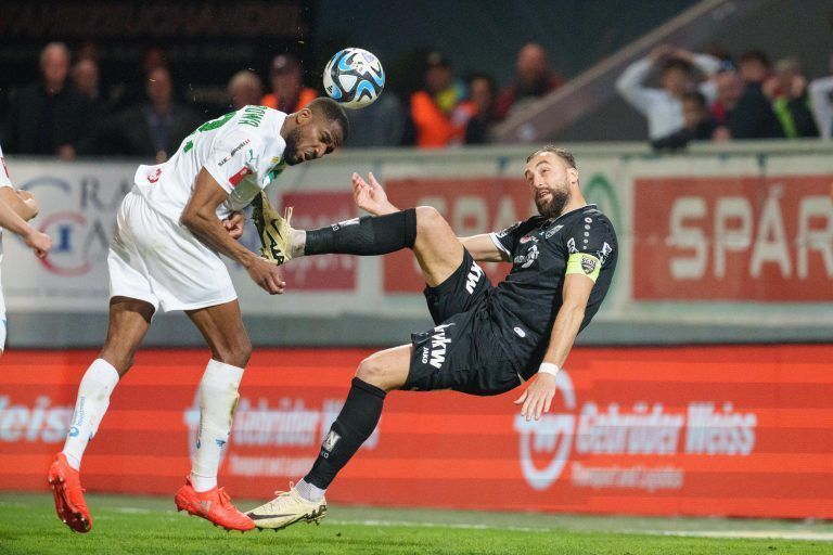 ABD0081_20240405 – ALTACH –
STERREICH: Fallrckzieher von Atdhe Nuhiu (Altach/r.) gegen Osarenren Okungbowa (Tirol) whrend der Admiral Bundesliga – Begegnung in der Qualifikationsgruppe, 3. Runde zwischen Cashpoint SCR Altach und WSG Tirol am Freitag, 5. April 2024, in Altach. – FOTO: APA/DIETMAR STIPLOVSEK