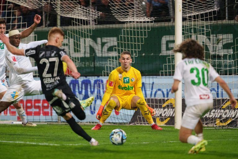 ABD0085_20240405 – ALTACH –
STERREICH: Schuss von Christian Gebauer (Altach) gegen Tormann Adam Stejskal (Tirol) whrend der Admiral Bundesliga – Begegnung in der Qualifikationsgruppe, 3. Runde zwischen Cashpoint SCR Altach und WSG Tirol am Freitag, 5. April 2024, in Altach. – FOTO: APA/DIETMAR STIPLOVSEK