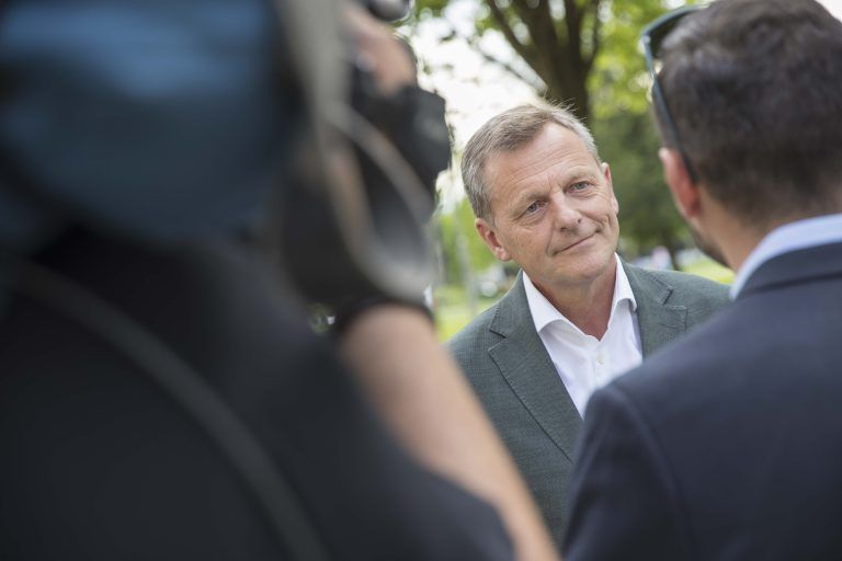 ABD0091_20180423 – SALZBURG – STERREICH: Der stellvertretende Klubobmann Hans Scharfetter vor einer Sitzung des VP-Landesparteiprsidiums am Montag, 23. April 2018, in Salzburg. – FOTO: APA/FRANZ NEUMAYR