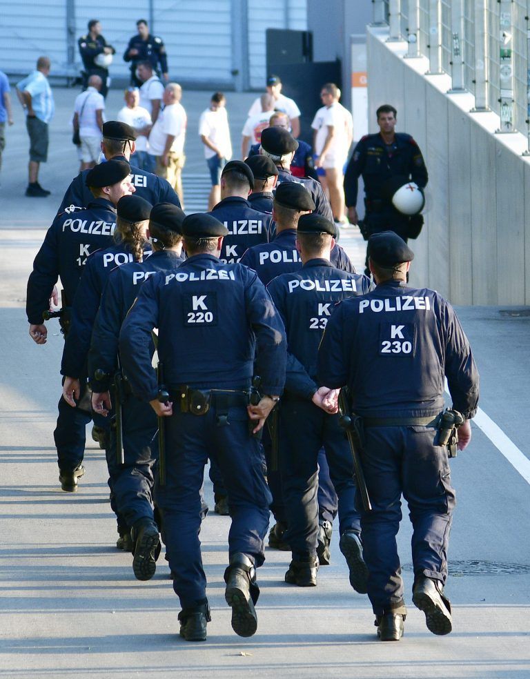 ABD0091_20180816 – WIEN –
STERREICH: Polizeiaufgebot vor dem Spiel der Fu§ball UEFA Europa League, Qualifikation, 3. Runde, Rckspiel zwischen SK Rapid Wien und SK Slovan Bratislava, am Donnerstag, 16. August 2018 in Wien. – FOTO: APA/HANS PUNZ