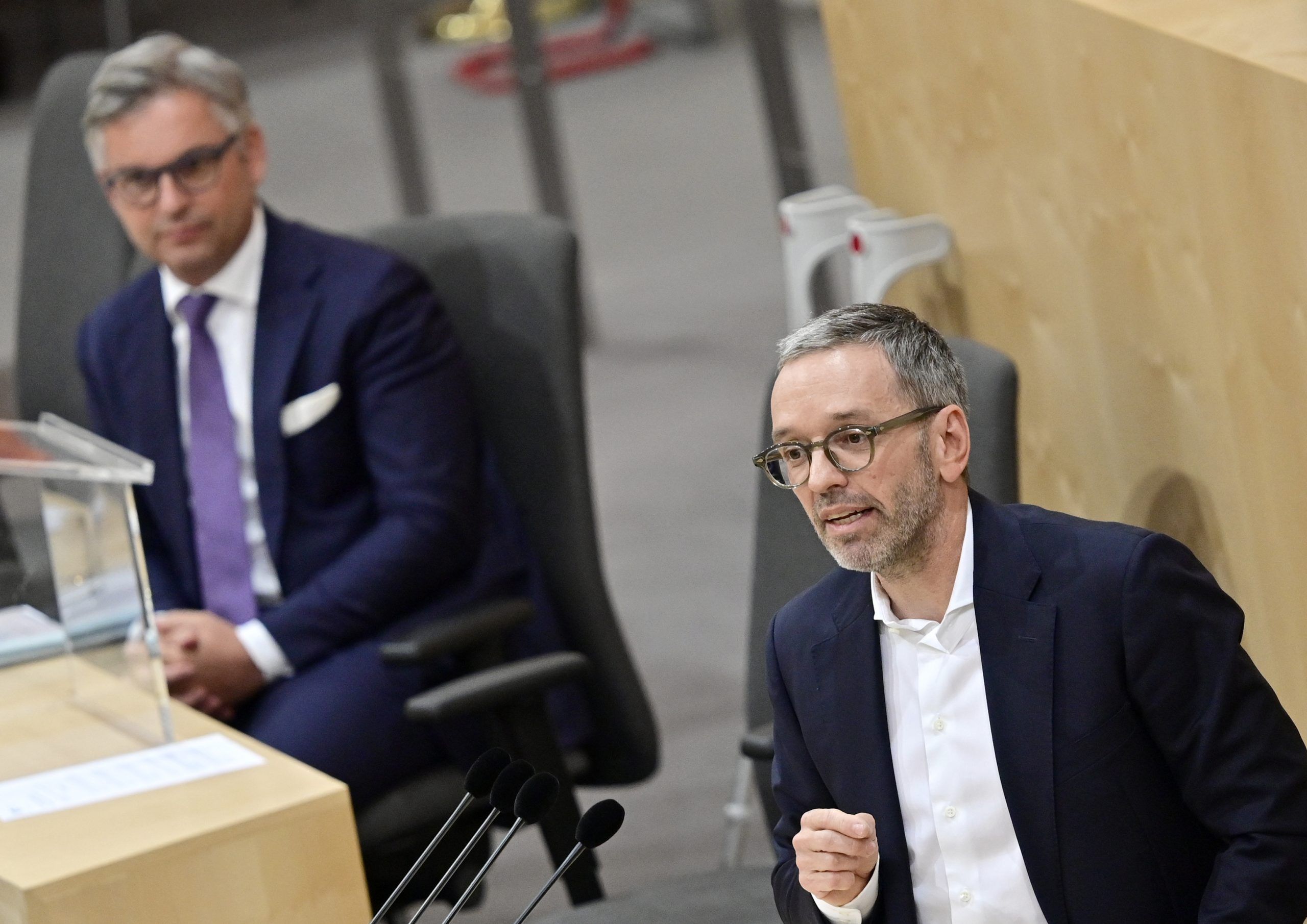 ABD0093_20220614 – WIEN –
STERREICH: (v.l.), Finanzminister Magnus Brunner (
VP), Herbert Kickl (FP
) im Nationalrat anl. einer Aktuellen Stunde der NEOS zur kalten Progression am Dienstag 14. Juni 2022 in Wien. – FOTO: APA/HANS PUNZ