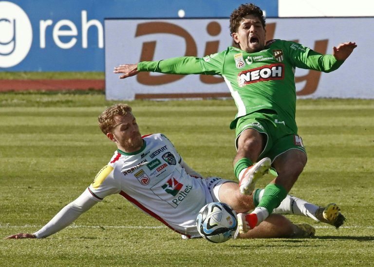 ABD0129_20240420 – WOLFSBERG –
STERREICH: Jonathan Scherzer (WAC) gegen Ben Bobzien (Lustenau) am Samstag, 20. April 2024, anl. der Begegnung in der Qualifikationsgruppe zwischen RZ Pellets WAC und SC Austria Lustenau in Wolfsberg. – FOTO: APA/GERD EGGENBERGER