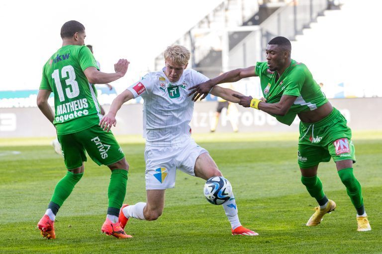 ABD0131_20240427 – INNSBRUCK –
STERREICH: v.l. Matheus Lins (Austria Lustenau), Aleksander Buksa (WSG Tirol), Kennedy Kofi Boateng (Austria Lustenau) am Samstag, 27. April 2024, whrend der Admiral Bundesliga-Begegnung der Qualifikationsgruppe, 7. Runde, zwischen WSG Swarovski Tirol und SC Austria Lustenau in Innsbruck. – FOTO: APA/EXPA/JOHANN GRODER