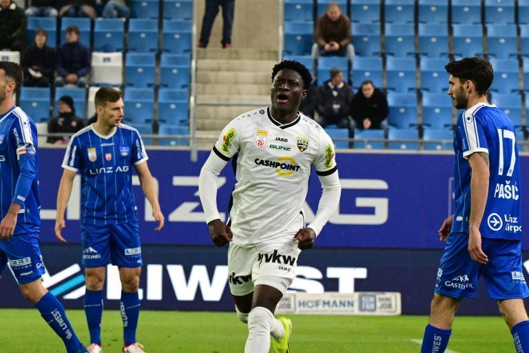 ABD0134_20240423 – LINZ –
STERREICH: Torschtze zum 1 zu 0 fr Altach Mohamed Ouedraogo (Cashpoint SCR Altach) am Dienstag, 23. April 2024, whrend der Admiral Bundesliga-Begegnung der Qualifikationsgruppe, 6. Runde, zwischen FC Blau Wei§ Linz und Cashpoint SCR Altach in Linz. – FOTO: APA/EXPA/REINHARD EISENBAUER